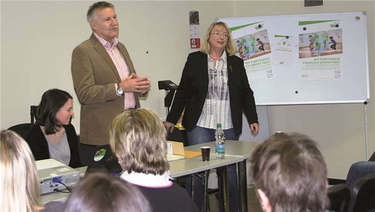 Rosemarie Tyllack von der Stiftung „Haus der kleinen Forscher“ Berlin, Edward Schneide, Leiter der VHS der VG Weißenthurm und Jutta Golinski, Leiterin der VHS Neuwied (v.li.) bei der Vorstellung der neuen Kurse für ErzieherInnen. privat