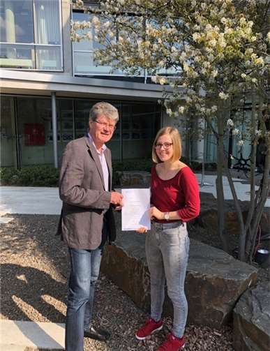 Rosemary Whitworth erhält von Schulleiter Reiner Meier die Urkunde des Bundeswettbewerbs Fremdsprachen. privat