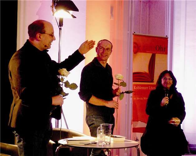 Rosen gab es zum Dank für Markus Dietze (v. l.) und seinen Freund und Gesprächspartner John von Düffel von der künstlerischen Leiterin der Koblenzer Literaturtage, Ruth Duchstein. BSB