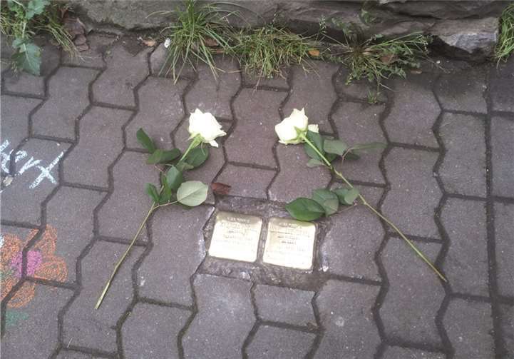Rosen richten die Aufmerksamkeit auf die Stolpersteine. privat