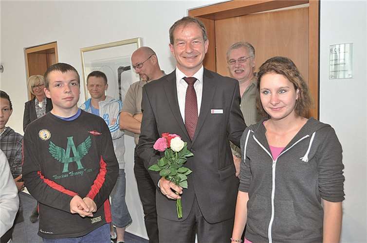 Rosen von den Schülern gab es für Michael Kaltz, der die Gewinner im Namen des KSK-Vorstandes begrüßt hatte.