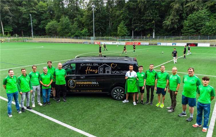 RosenbergDoll stattete das Team mit neue Trikots aus.Foto: JSG Vulkaneifel
