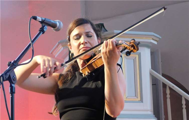 Roser Loscos beim Spiel mit ihrer Violine.