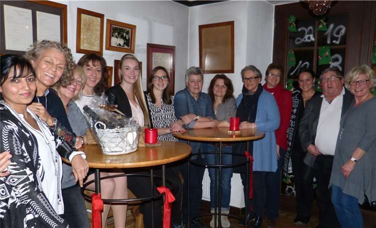 Rosi Kull (zweite von links) mit Übungsleitern und dem Vorstand des Turnvereins Bad Breisig. privat