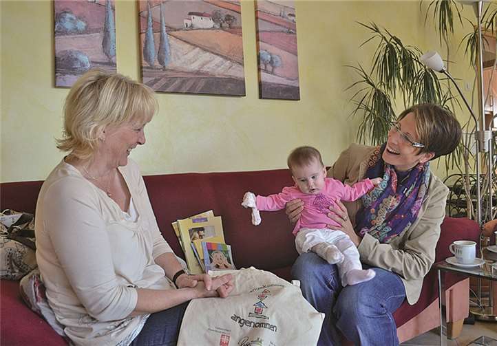 Rosi Mürtz aus Plaidt besuchte in Nickenich Simone Nonn und ihre im März geborene Tochter Marlene. Caritas Rhein-Mosel-Ahr e.V.