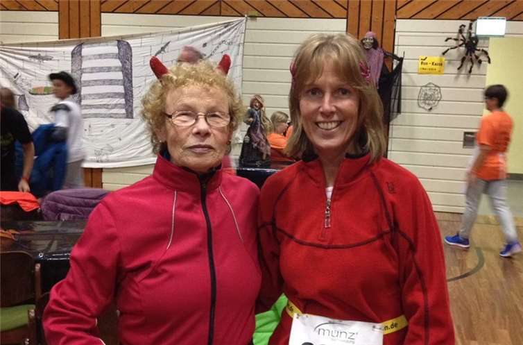 Rosi Schmalebach und Iris Fischer walkten die 5-km-Strecke beim Halloweenlauf in Kobern-Gondorf.