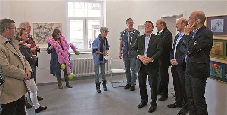 Rosmarie Feuser, Zweite Vorsitzende des Küfo Remagen, begrüßt die Vertreter der Stadt bei ihrem Galerie-Rundgang. privat