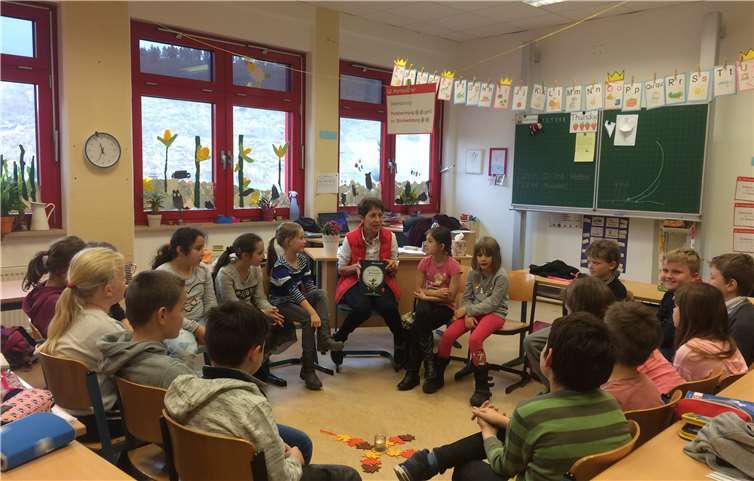 Roswitha Gietzen schenkte den Schülern das Buch vom Räuber Hotzenplotz damit sie dieses auch zu Ende lesen können. Privat