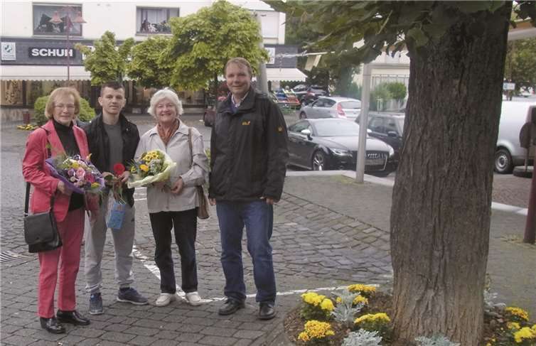Roswitha Kron, Karin Supthut und Sani Bajraktaraj initiierten die Bepflanzung der Blumenbeete im Bereich des Marktplatzes. privat