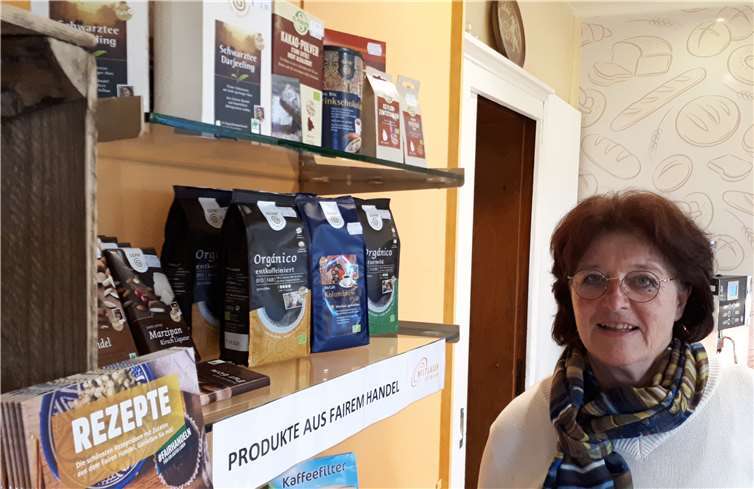 Roswitha Nowak setzt sich zusammen mit ihrer Familie und dem Weltladen Linz dafür ein, dass der Faire Handel auch in Noll und Umgebung Fuß fasst und in naher Zukunft stärker als bisher genutzt wird.Foto: Hans-Joachim Schmitz
