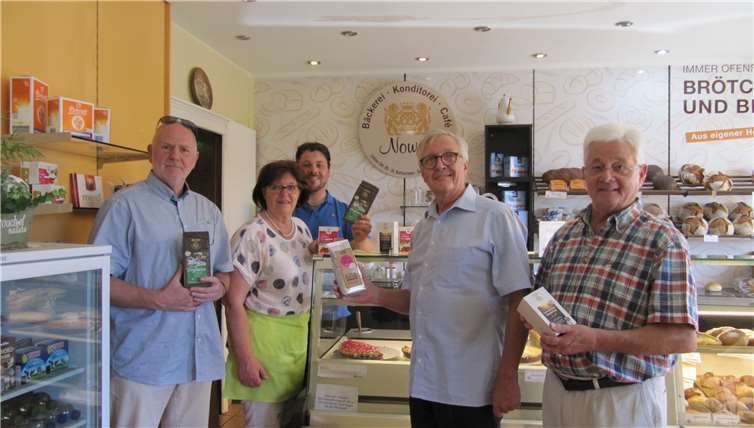 Roswitha Nowak und ihr Sohn Alexander Nowak von der Bäckerei-Konditorei-Café Nowak St. Katharinen freuten sich, dass Mitglieder der Fair Trade Steuerungsgruppe Linz ihren Verkaufsraum besuchten, in dem seit wenigen Wochen auf einem Wandregal zusätzlich fair gehandelte Produkte angeboten werden. Neben dem vielseitigen und guten Backwaren-angebot war die Steuerungsgruppe erfreut über die Präsentation der vom Weltladen Linz für den Verkauf bereitgestellten fair gehandelten Produkte wie Kaffee, Tee usw.