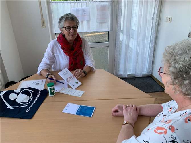 Roswitha Rosenmüller unterstützt als eine der „Gemeineschwestern plus“ im Kreis Neuwied ältere und hochbetagte Menschen in ihrem Alltag.  Foto: KV Neuwied/Doris Latter