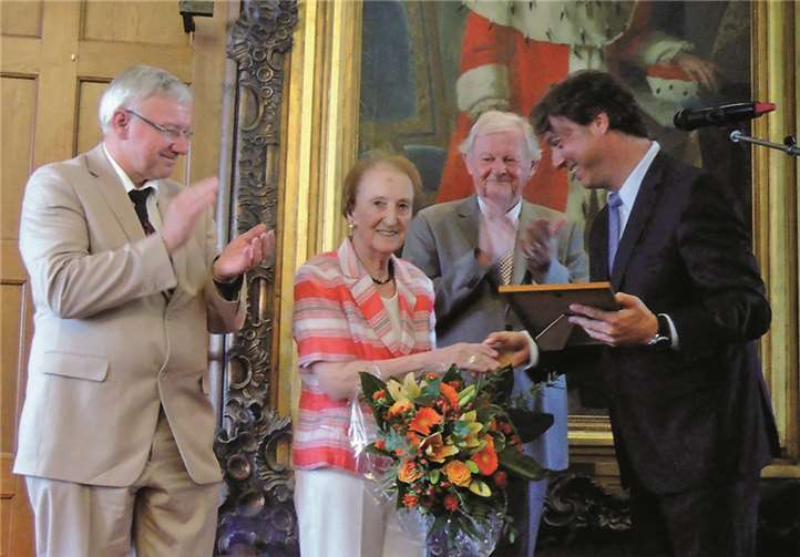 Roswitha Verhülsdonk nahm den Preis mit großer Freude aus den Händen von Markus Artz (re.) entgegen. Mit Applaus gratulierten Oberbürgermeister Hofmann-Göttig (li.) sowie Harry Wiesemüller.