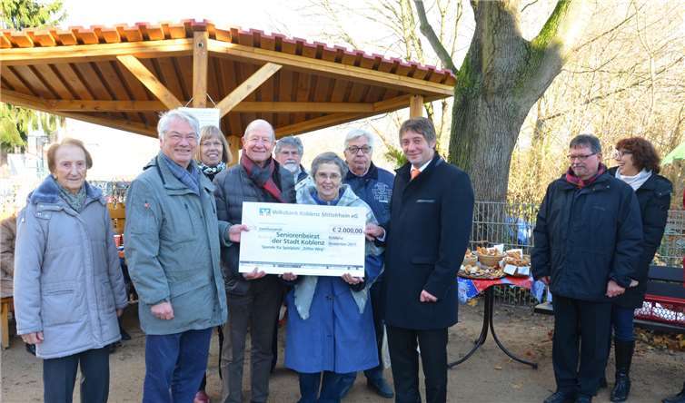 Platz für Austausch auch bei schlechtem Wetter Roswitha Verhülsdonk (v. l.), Prof. Dr. Heinz-Günther Borck, Helga Schiffer, Edgar Kühlenthal, Wilfried Klein, Christa Klein, Wolfgang Brennig, Carsten Schmidt sowie Thomas Muth und Martina Schüller von der Stadt Koblenz. Judith Sauerborn/Volksbank Koblenz Mittelrhein eG
