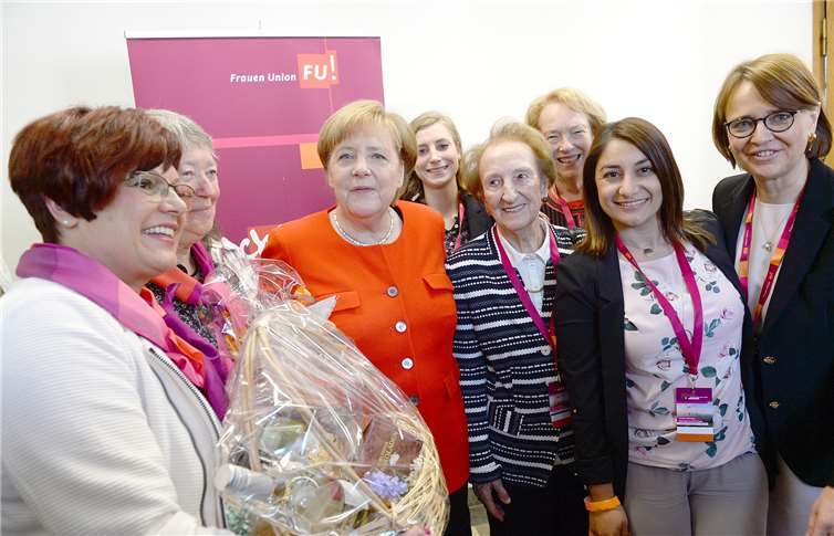 Roswitha Verhülsdonk, zwischen Kanzlerin und Zemfira Dlovani, hat als Vertreterin der Gründerinnengeneration in Frankfurt teilgenommen. Sie hat schon in den 60er Jahren Führungsaufgaben in Rheinland-Pfalz und im Bund innegehabt.Hermann Heibel