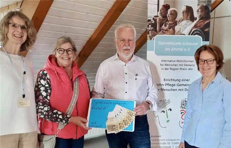 Roswitha Wegener und Christel Wagner von der Frauengemeinschaft Löhndorf überreichen Horst Steinheuer und Ingrid Jung vom Verein „Gemeinsam zuhause im Ahrtal“ e.V. eine generöse Spende.  Foto: Dr. Eckehard Louen