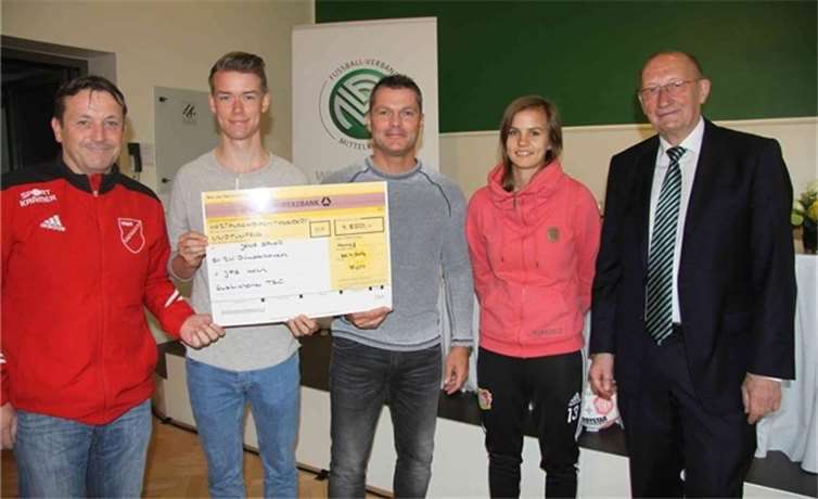 Rot-Weiß Dünstekoven erhielt einen Scheck für die Ausbildung von Jens Bauer, hier mit Nationalspielerin Anna Gasper von Bayer 04 Leverkusen und dem früheren FVM-Jugendvorsitzenden Klaus Degenhardt.privat