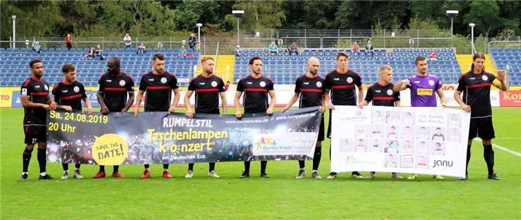 Rot-Weiß Koblenz setzte ein Zeichen für Kinderrechte.Foto: Dietmar Mühlen