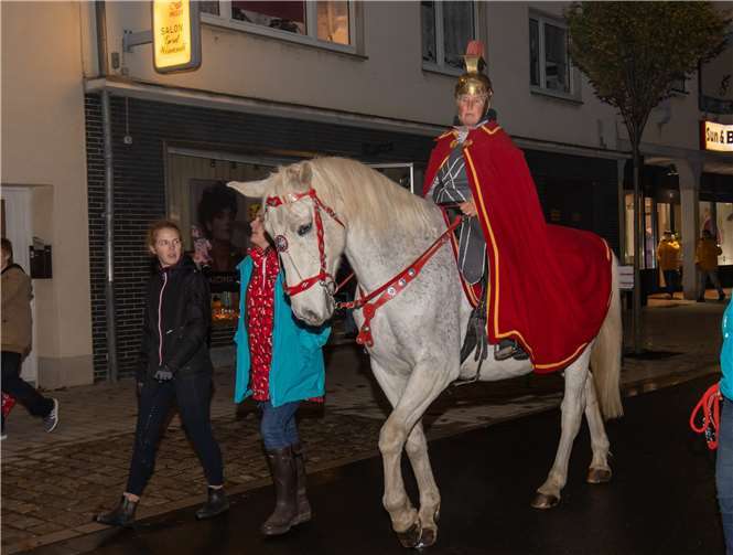 Rot gewandet zog Sankt Martin alias Tanja Klapproth dem Zug voran.