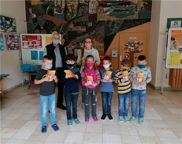 Rotarier Wolfgang Thiel und Schulleiterin Hartmann mit Kindern der 2. Klasse in der Grundschule Müden bei der Übergabe der Bücher des Leseprojektes LLLL.Foto: privat