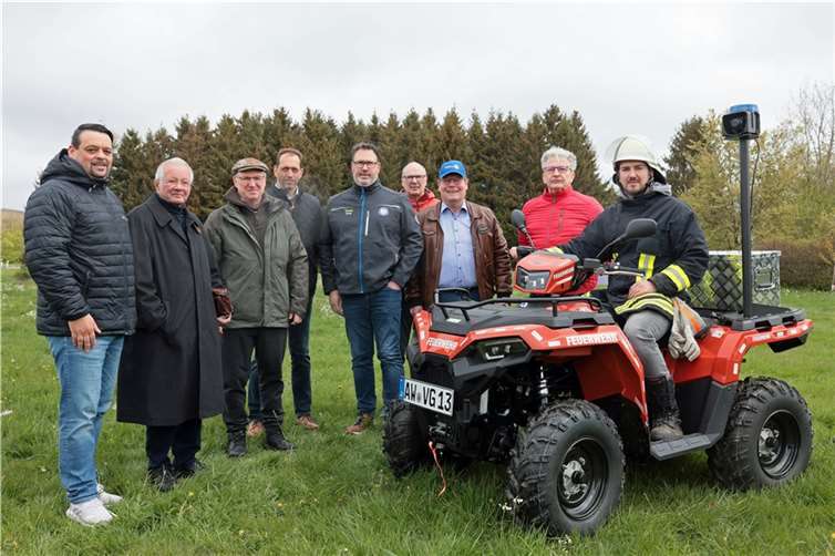 Rotarier in Dankerath bei der Übergabe des ATV.