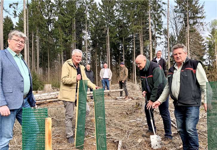 Rotary-Aufforstungs-Projekt in der Waldgemarkung Heimbach parallel zum Golfplatz (v.l.n.r im Vordergrund) Ralf Seemann, Beigeordneter Neuwied, Eckhard Lenz, Präsident Rotary-Club Neuwied-Andernach, Uwe Hoffmann, Leiter, und Ralf Winnen, Forstamt Dierdorf, sowie (im Hintergrund) Dr. Hartmut Froesch, Dr. Bernhard Eckel, Dominik Graf v. Spee und Rainer Kaul vom Rotary Club Neuwied-Andernach.Fotos: Rotary Club Neuwied Andernach