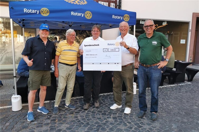 Rotary Club Adenau-Nürburgring mit seinen Gästen Dr. Matthijs van den Adel, Weltpräsident des ACHAFR (Antique, Classic and Historic Automobile world Fellowship of Rotarians) und Dr. Hans-Peter Wagner, Präsident der Rotarischen Oldtimerfreunde Deutschland unterstützen die Jugendarbeit des MSC Adenau.