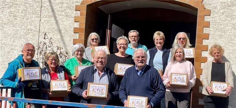 Rotary Club Neuwied-Andernach: Freude über die schöne Spende.Foto: Eckhard Lenz