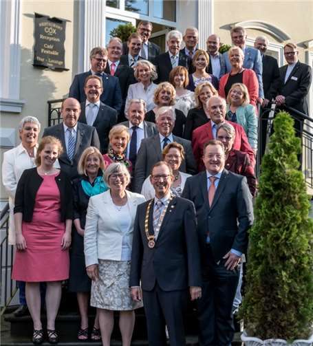 „Rotary Club“ Remagen-Sinzig - Christa von der Heiden übergibt die Amtskette an ihren Nachfolger Peter Jansen.Rotary Club Remagen-Sinzig