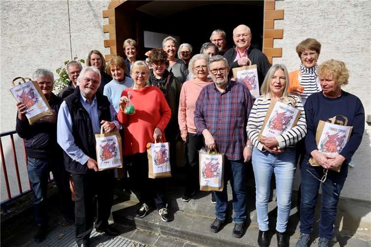 Rotary-Executiv Bernhard Reuther (2.v.l) dankte dem Ehepaar Weißenfels (3.v.r. und 2.o.l.) und allen Beteiligten für die Unterstützung.  Foto: Michael Thomas