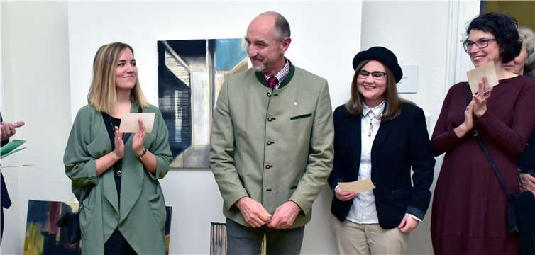 Künstlerinnen bewiesen Brillanz, Feingefühl und Ausdruckskraft Rotary-Präsident Dominik Graf von Spee überreichte den Preisträgerinnen Daniela Polz (v. r.), Fiona Kurtz und Ramona Höfer die Schecks mit den Preisgeldern.