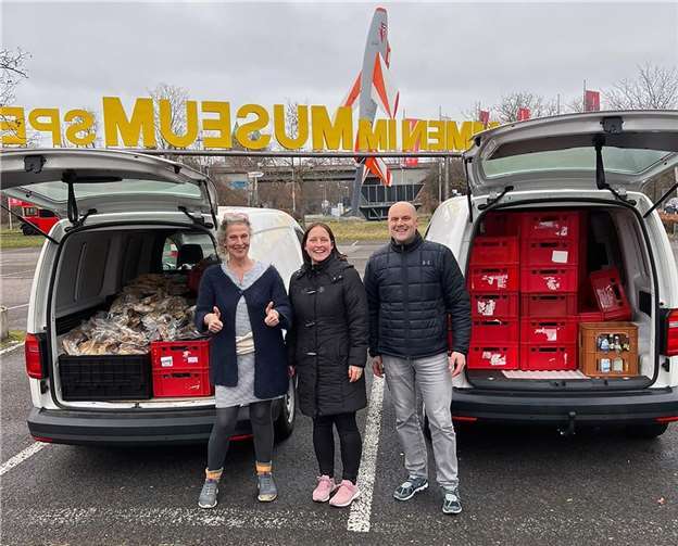 Rotary-Präsidentin Kathrin Gieselmann (Mitte) und Bernhard Wodnik übergaben am vierten Adventssonntag die 488 Portionen Weihnachtsente an Marion Wenzel (links), die sich um die Verteilung im Ahrtal kümmerte. Foto: ReC Schwaben Dreiländereck