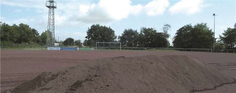 Rote Asche kommt: Der Villiper Sportplatz muss turnusmäßig wieder für den Spielbetrieb erneuert werden. SPD-Wachtberg