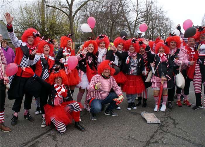 Rote Haare sind wieder modern – so die Meinung dieser tollen Fußgruppe.