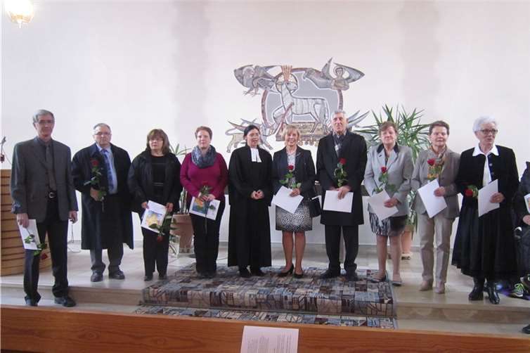 Rote Rosen gab es für die Jubilare von den aktuellen Konfirmanden. privat