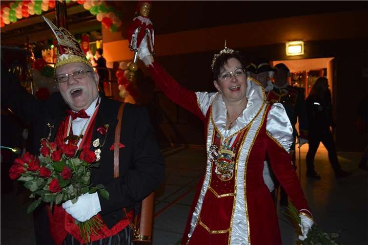 Rote Rosen verteilend eroberte die Prinzessin, die ihre Ansprache ans närrische Volk mit Bravour erledigte, die Herzen der Narren im Sturm.