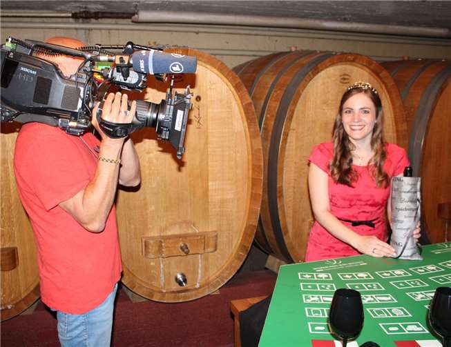 Roter Spätburgunder oder doch ein „Blanc de Noir“? Das SWR-Team filmte auch das „Wein-Roulette“. Foto: DU