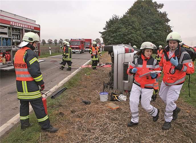 Rotes Kreuz und Feuerwehr kümmerten sich gemeinsam um insgesamt 15 am Unfall beteiligten Personen.
