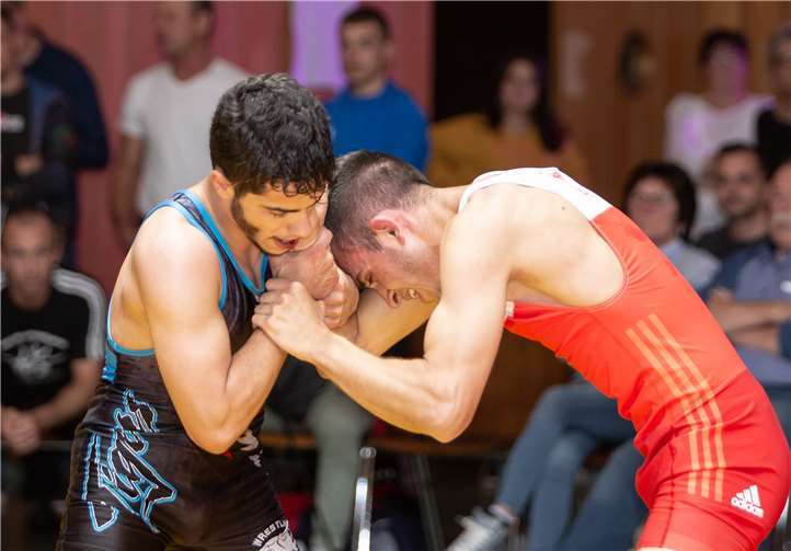 Rotes Trikot Asadullah Najibullah WKG Metternich/Rübenach/Boden; Blaues Trikot Abdulla Alfarai Wrestling Tigers Rhein-Nahe.
