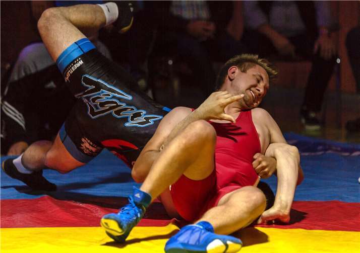 Rotes Trikot Trikot Philipp Dieterle WKG Metternich/Rübenach/Boden; Blaues Trikot Adrian Bocaancea Wrestling Tigers Rhein-Nahe.