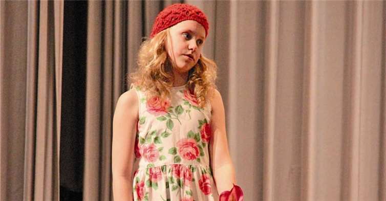 Rotkäppchen mit Blumen und Korb privat