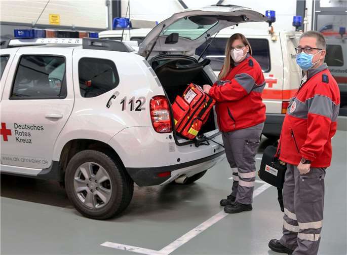 Rotkreuzhelferin Ann-Katrin Wolf und der zweite DRK-Ortsvereinsvorsitzende Michael Assenmacher bei der regelmäßigen Kontrolle der Einsatzausstattung. Die Einsatzbereitschaft der DRK-Ortsvereine zum Wohle der Mitbürger muss gerade während der Pandemie gewährleistet sein. Foto: Thorsten Trütgen