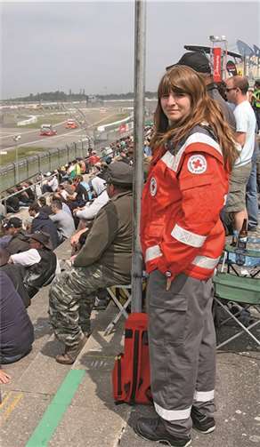 Rotkreuzhelferin mit beobachtendem Blick auf die Zuschautribüne. Thorsten Trütgen