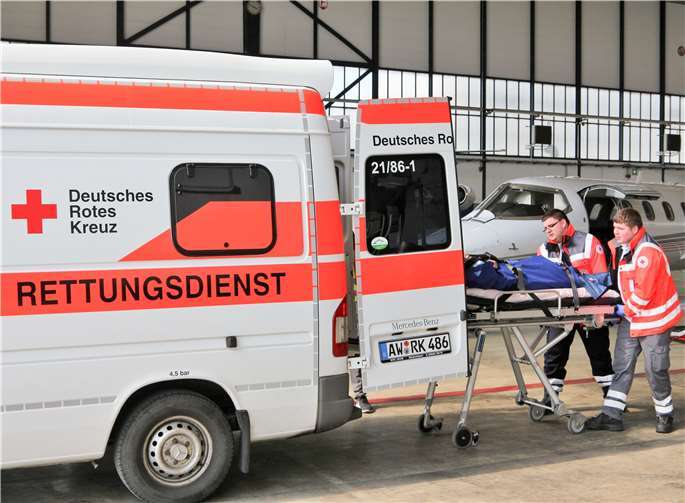 Rotkreuzler aus dem Ahrkreis verlegten Fördermitglied nach Urlaubsunfall in ein heimtnahes Krankenhaus.Foto: privat