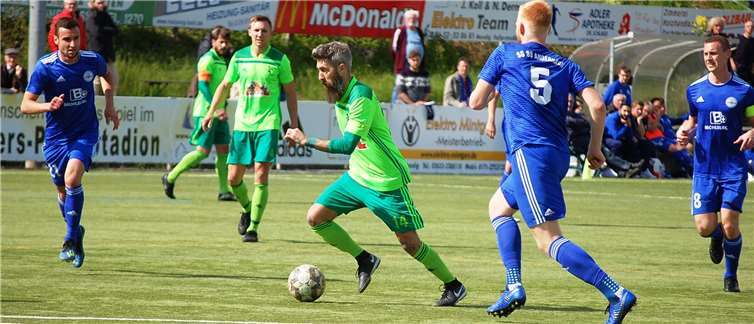 Routinier John Rausch (am Ball) stellte die Defensive der Andernacher (von links Jörn Heider, Philipp Schmitz und Daniel Neunheuser) häufig vor Probleme.