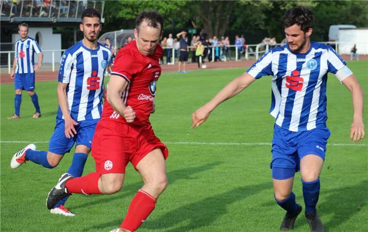 Routinier Julian Hilberath ist auch von zwei Gegenspielern nicht zu stoppen.