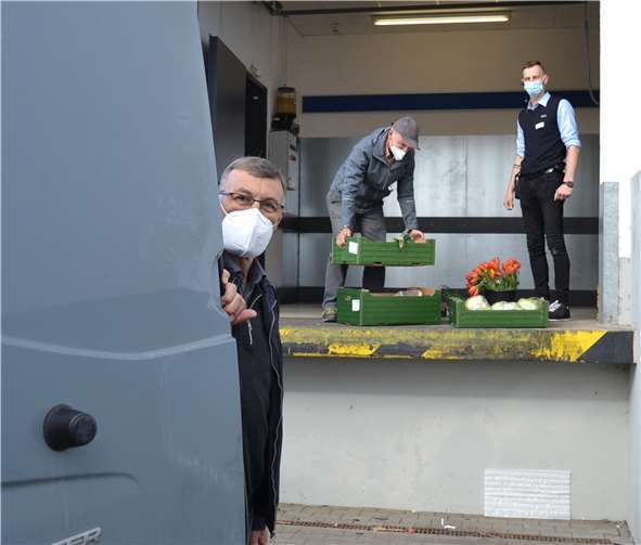 Routiniert sind (von links) Heinz-Werner Lunnebach, Karl-Heinz Debus und Daniel Klippel bei der Arbeit, bevor es weitergeht zum nächsten Supermarkt. Foto: E.T. Müller