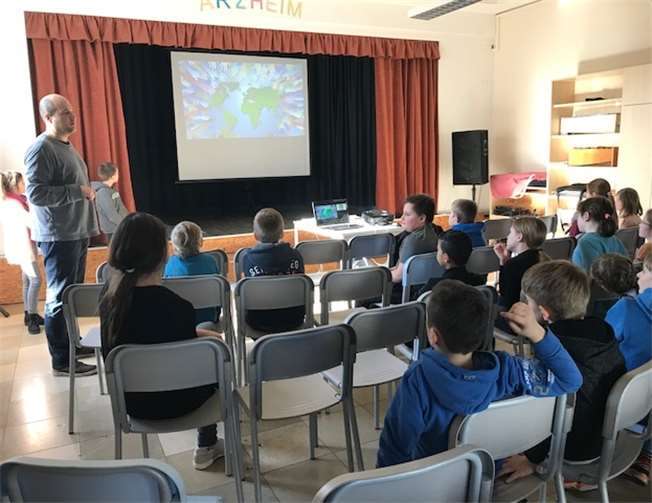Rouven Wangelin vom Verein der „Friedenskinder“ nahm die Kinder mit auf eine aufregende Reise, bei der sie viel lernten. privat