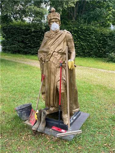 Das Ahrtal lacht auch in der Krise Royaler Helfer: König Barbarossa packte in Bad Bodendorf mit an. Foto: ROB