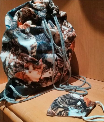 Rucksack und Maske im Katzen-Look.